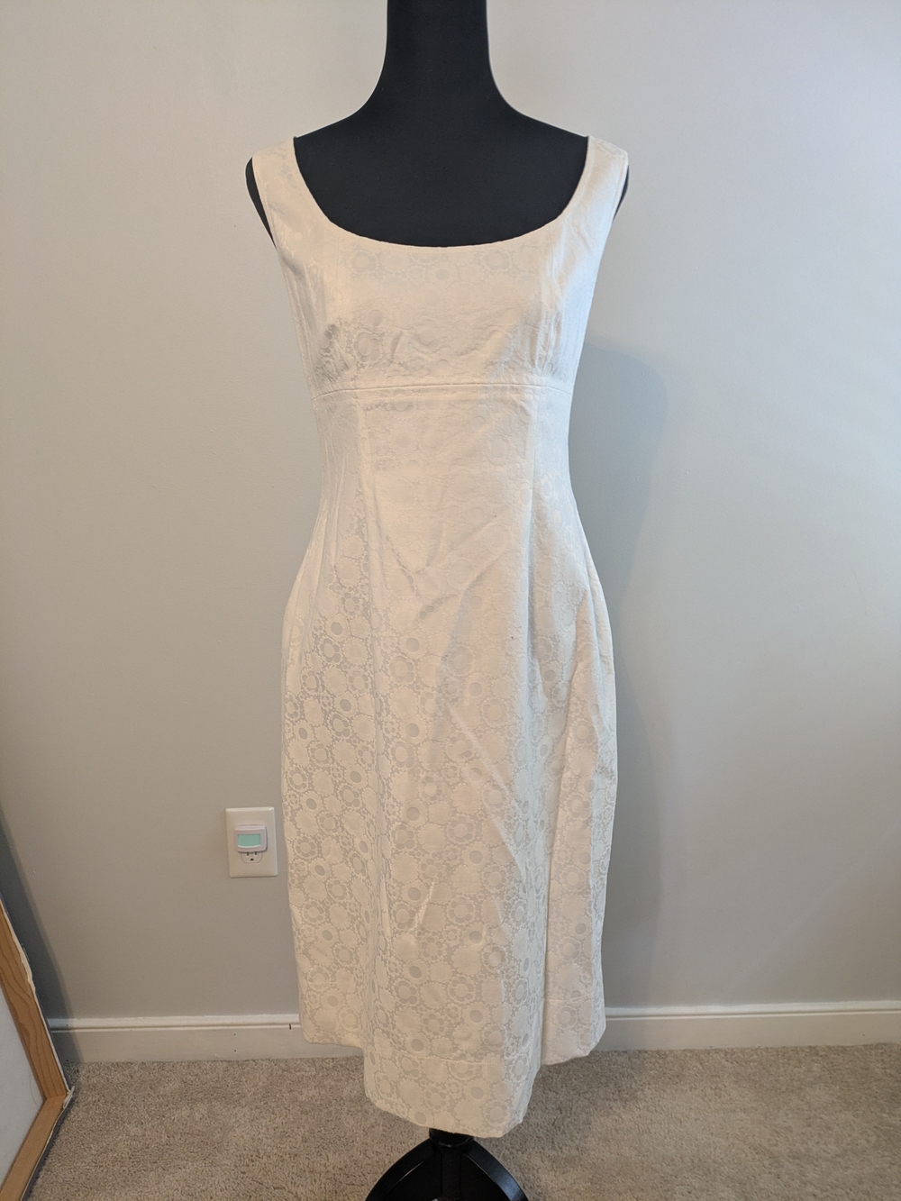 Donna Morgan Classic Sleeveless Cream Midi Sheath Dress With Floral Brocade